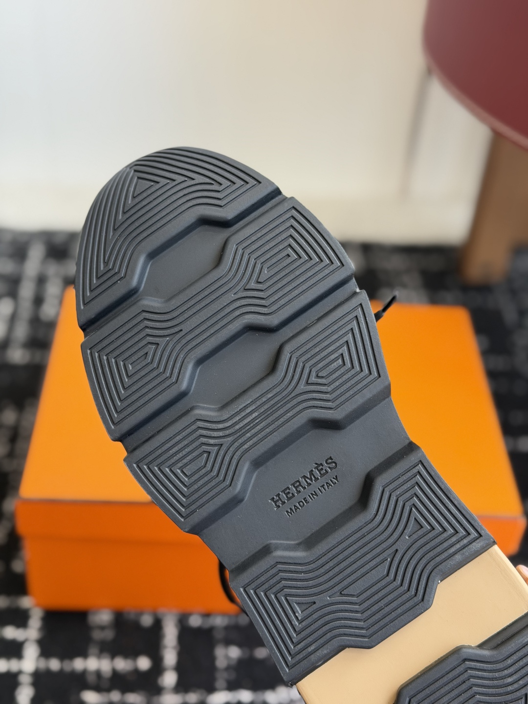 代购级男Hermes 运动休闲鞋鞋子的整体设计非常独特，简洁的鞋身由两种材质拼接而成，将个性时尚搭配的更