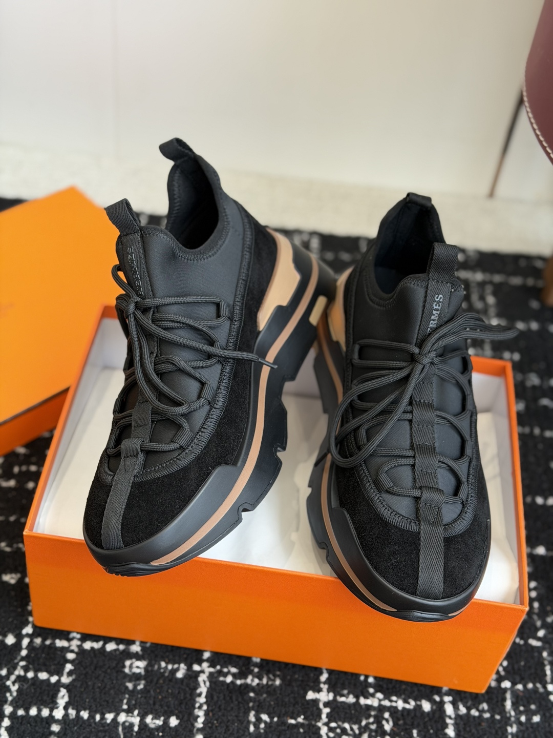 代购级男Hermes 运动休闲鞋鞋子的整体设计非常独特，简洁的鞋身由两种材质拼接而成，将个性时尚搭配的更