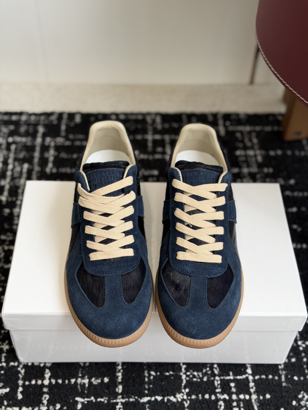 NO:902239,Purchasing agent level MaisonMargiela MM6 Margiela 26 new colors Couple model Moral training shoes Casual sports shoes Original purchase and development Manufacturing Genius designer brand, a light luxury brand This German training shoe continues the classic T-shaped leather splicing design. It has been carefully improved many times by the design team, just to let you experience the most original military taste. The fabric is original custom-made imported cowhide/horse hair. The lining is imported soft sheepskin lining. The outsole is made of original molded rubber material.  Bottom thickness 2.5CM Size women's 35-40 / men's 39-47 (women's 40, men's 45, 46, 47, non-refundable), casual shoes/sports shoes, masion margiela, masion margiela, sneakers, cowhide, sheepskin19860909代购级 MaisonMargiela MM6 马吉拉 26新色 情侣款 德训鞋 休闲 运动鞋 原版购入开发 做货 鬼才设计师品牌,一个轻奢品牌 这一款德国训练鞋延续了经典的T形真皮拼接设计,经过设计团队多次的精心改良,只为让您体验最原始的军旅味道 面料原版定制进口牛皮/马毛 内里进口柔软羊皮里 大底原版开模橡胶材质 底厚2.5CM Size女款35-40 / 男款39-47（女40 男45、46、47订做不退换）,休闲鞋/运动鞋,masion margiela,masion margiela,sneakers,cowhide,sheepskin,Women's Shoes