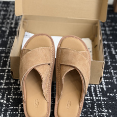 东莞代购级UGG 26ss 拖鞋 翻毛牛皮交叉鞋面,设计方便穿脱双层高密度泡棉鞋内底外包翻毛皮的耐磨中底 东莞代购级UGG 26ss 拖鞋 翻毛牛皮交叉鞋面,设计方便穿脱双层高密度泡棉鞋内底外包翻毛皮的耐磨中底