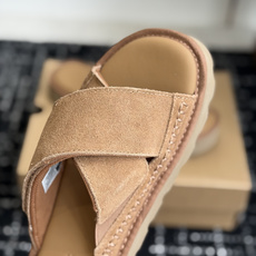 东莞代购级UGG 26ss 拖鞋 翻毛牛皮交叉鞋面,设计方便穿脱双层高密度泡棉鞋内底外包翻毛皮的耐磨中底 东莞代购级UGG 26ss 拖鞋 翻毛牛皮交叉鞋面,设计方便穿脱双层高密度泡棉鞋内底外包翻毛皮的耐磨中底