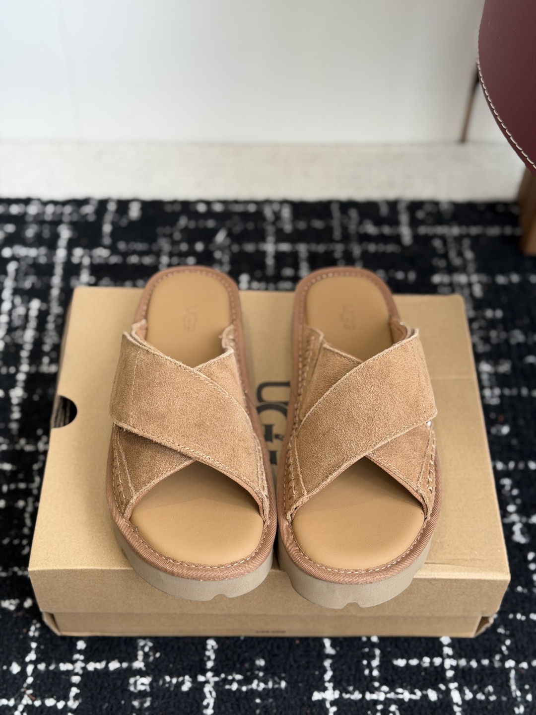 东莞代购级UGG 26ss 拖鞋 翻毛牛皮交叉鞋面，设计方便穿脱双层高密度泡棉鞋内底外包翻毛皮的耐磨中底