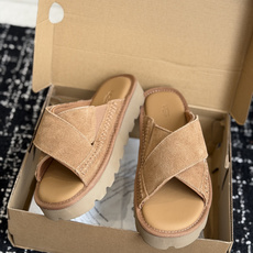 东莞代购级UGG 26ss 拖鞋 翻毛牛皮交叉鞋面,设计方便穿脱双层高密度泡棉鞋内底外包翻毛皮的耐磨中底 东莞代购级UGG 26ss 拖鞋 翻毛牛皮交叉鞋面,设计方便穿脱双层高密度泡棉鞋内底外包翻毛皮的耐磨中底