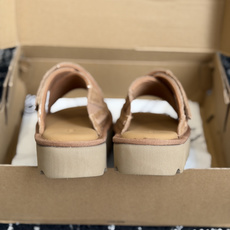 东莞代购级UGG 26ss 拖鞋 翻毛牛皮交叉鞋面,设计方便穿脱双层高密度泡棉鞋内底外包翻毛皮的耐磨中底 东莞代购级UGG 26ss 拖鞋 翻毛牛皮交叉鞋面,设计方便穿脱双层高密度泡棉鞋内底外包翻毛皮的耐磨中底