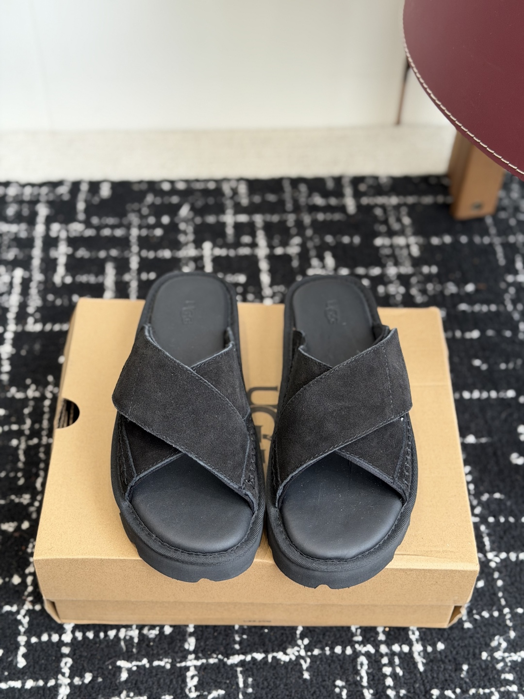 东莞代购级UGG 26ss 拖鞋 翻毛牛皮交叉鞋面，设计方便穿脱双层高密度泡棉鞋内底外包翻毛皮的耐磨中底