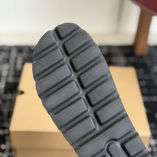东莞代购级UGG 26ss 拖鞋 翻毛牛皮交叉鞋面,设计方便穿脱双层高密度泡棉鞋内底外包翻毛皮的耐磨中底 东莞代购级UGG 26ss 拖鞋 翻毛牛皮交叉鞋面,设计方便穿脱双层高密度泡棉鞋内底外包翻毛皮的耐磨中底