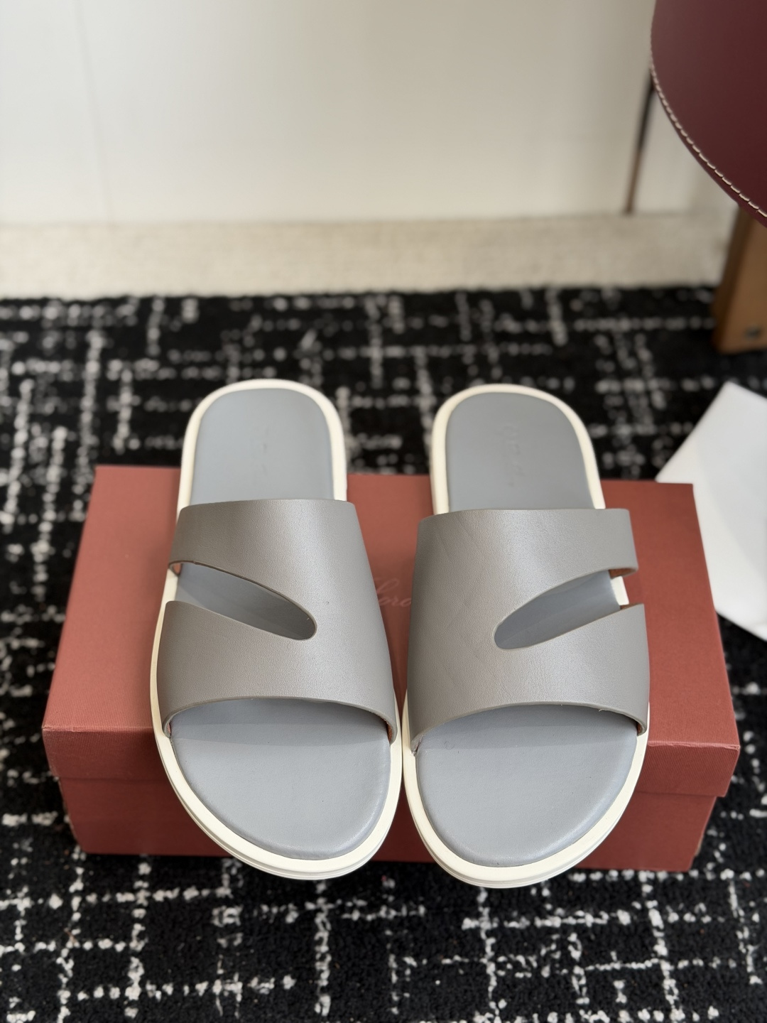 NO:903187,Dongguan purchasing agent level LP Loro Piana top genuine high-end early spring sandals. Buy the original 1:1 copy. Founded the existing Loro Piana company on 24 March 194. The family business is now in its sixth generation. It provides high-quality products for customers who are discerning about taste and quality. Imported silk calfskin fabric/imported suede. The lining is made of imported A-grade sweat-absorbent and breathable lining. Size 39-46 (45)  46 (customized, non-refundable), slippers, loro piana, loro piana, slippers, cowhide, chamois leather19860909东莞代购级 LP Loro Piana 顶级正品级高版早春季款 凉拖 购买原版1:1复制 于194月24日一手创立现有的Loro Piana公司 家族经营至今已是第六代,为讲求品味及对质量有要求的顾客提供上等的优质商品 进口丝绸小牛皮面料/进口麂皮 内里采用进口A级吸汗透气里 Size39-46（45 46订做不退换）,拖鞋,loro piana,loro piana,slippers,cowhide,chamois leather,Women's Shoes