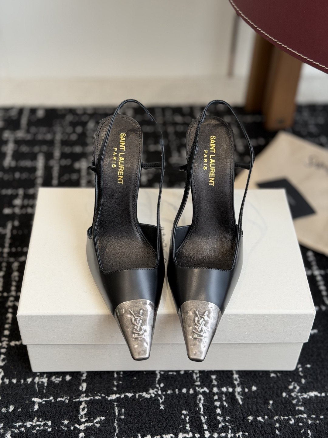 NO:903174,Purchasing agent Saint Lauren* 26ss new product, iron toe, square toe, YSL buckle elegant high heels, YSL catwalk style high heels, matched with various small skirts, not picky about the foot shape at all. The transparent sparkling diamonds show a phantom under the light. It is really too beautiful, the whiteness of the upper feet makes people look up!  The delicate crystal chain embellishes the delicate lines of the ankle, releasing infinite elegance. Explore more high-heeled shoes!  Fabric: calfskin open edge beads, imported suede, outsole, genuine leather outsole, heel height 10.5cm, size 35-42 (customized for 40, 41, 42), high heels sandals, saint laurent, saint laurent, saint laurent, sandals, high heels, skirts, cowhide, chamois leather, Leather soles19860909代购级 圣罗兰Saint Lauren* 26ss新品 铁头 方头 YSL饰扣优雅大气高跟 Ysl走秀款高跟鞋 各种小裙子搭配起来 完全不挑脚型哦 通透的闪钻在光线的照耀下呈现幻彩 真的美的过分 上脚显白的让人上头！细巧水晶链饰点亮脚踝纤雅线条 释放无限 优雅魅力 探索更多臻选高跟鞋！ 面料小牛皮开边珠 进口麂皮 大底真皮大底 跟高10.5cm 码数35-42（40、41、42定制）,高跟鞋凉鞋,saint laurent,saint laurent,saint laurent,sandals,high heels,skirts,cowhide,chamois leather,Leather soles,Women's Shoes