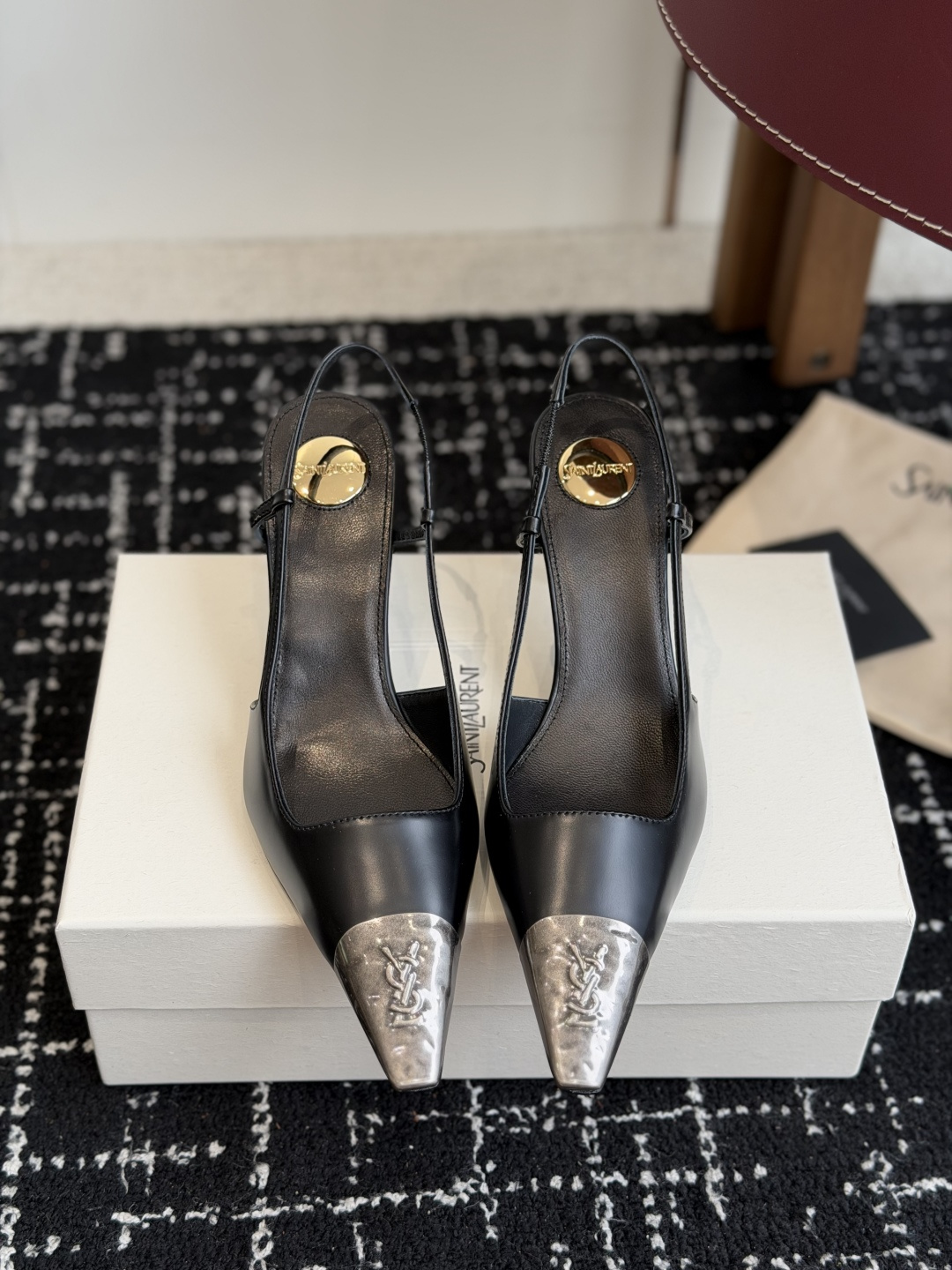 NO:903181,Purchasing agent Saint Lauren* 26ss new product, iron toe, square toe, YSL buckle elegant high heels, YSL catwalk style high heels, matched with various small skirts, not picky about the foot shape at all. The transparent sparkling diamonds show a phantom under the light. It is really too beautiful, the whiteness of the upper feet makes people look up!  The delicate crystal chain embellishes the delicate lines of the ankle, releasing infinite elegance. Explore more high-heeled shoes!  Fabric: calfskin open edge beads, imported suede, outsole, genuine leather outsole, heel height 7.5cm, size 35-42 (customized for 40, 41, 42), high heels and sandals, saint laurent, saint laurent, saint laurent, sandals, high heels, skirts, cowhide, chamois leather, Leather soles19860909代购级 圣罗兰Saint Lauren* 26ss新品 铁头 方头 YSL饰扣优雅大气高跟 Ysl走秀款高跟鞋 各种小裙子搭配起来 完全不挑脚型哦 通透的闪钻在光线的照耀下呈现幻彩 真的美的过分 上脚显白的让人上头！细巧水晶链饰点亮脚踝纤雅线条 释放无限 优雅魅力 探索更多臻选高跟鞋！ 面料小牛皮开边珠 进口麂皮 大底真皮大底 跟高7.5cm 码数35-42（40、41、42定制）,高跟鞋凉鞋,saint laurent,saint laurent,saint laurent,sandals,high heels,skirts,cowhide,chamois leather,Leather soles,Women's Shoes