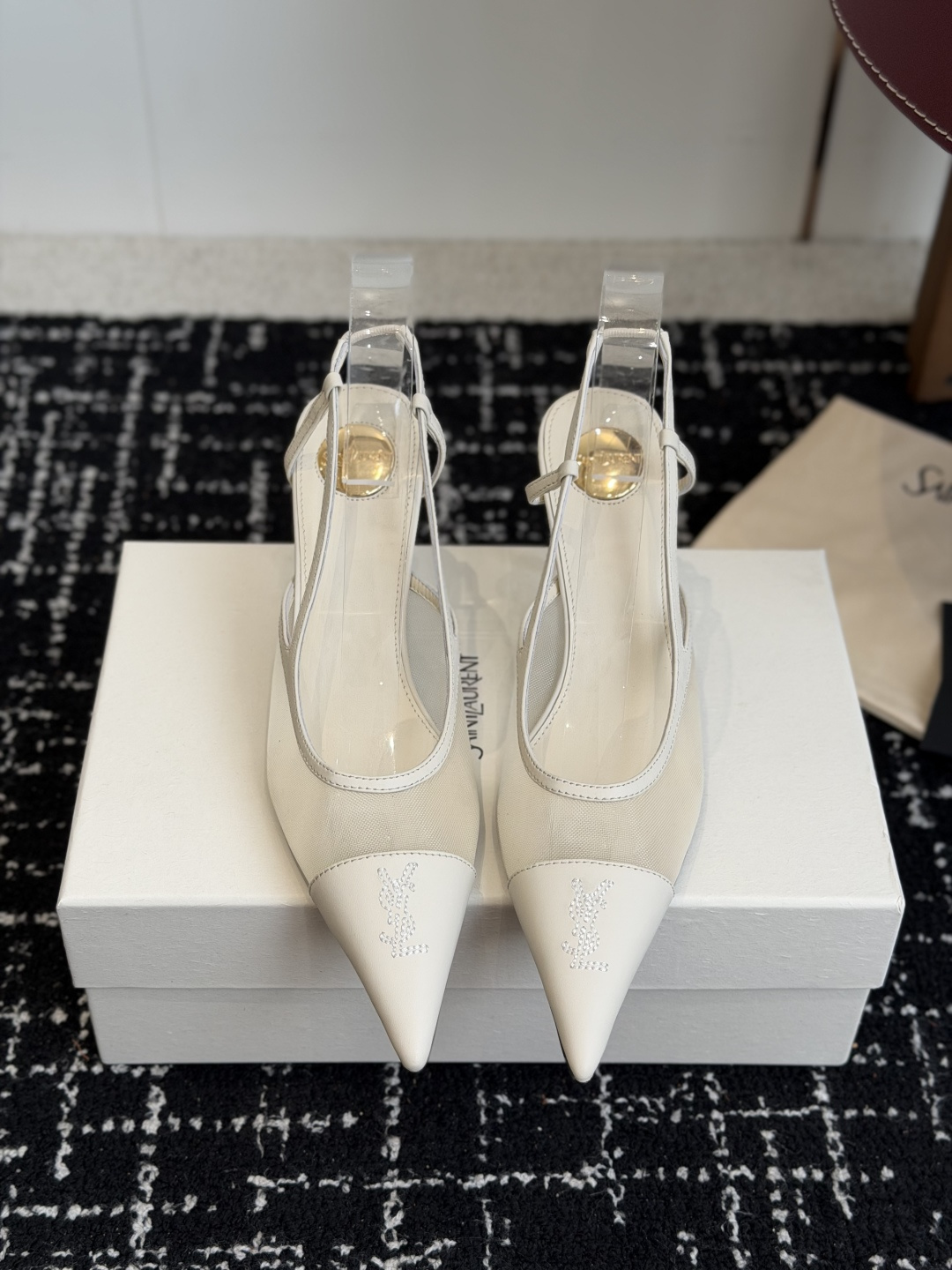 NO:903160,Purchasing agent YSL Saint Laurent SAINT LAURENT 26 new sandals Saint Laurent spring and summer new Melody stiletto pointed toe sandals It's hard not to love these... I really like them!  Sisters who know something can compare. Upper calfskin/mesh foot pads sheepskin Italian leather outsole Heel height 7.5cm Size35-42 (40 41 42 customization is not returnable), high heels and sandals, saint laurent, saint laurent, saint laurent, sandals, high heels, cowhide, sheepskin, Leather soles19860909代购级 YSL 圣罗兰 SAINT LAURENT 26新款凉鞋 圣罗兰春夏新款 Melody 细跟 尖头 凉鞋 很难不爱这款啊... 真的炒鸡喜欢！ 懂货的姐妹可以 对比噢. 鞋面 小牛皮/网纱 垫脚 羊皮 意大利真皮大底 跟高7.5cm Size35-42（40 41 42定制不退换）,高跟鞋凉鞋,saint laurent,saint laurent,saint laurent,sandals,high heels,cowhide,sheepskin,Leather soles,Women's Shoes