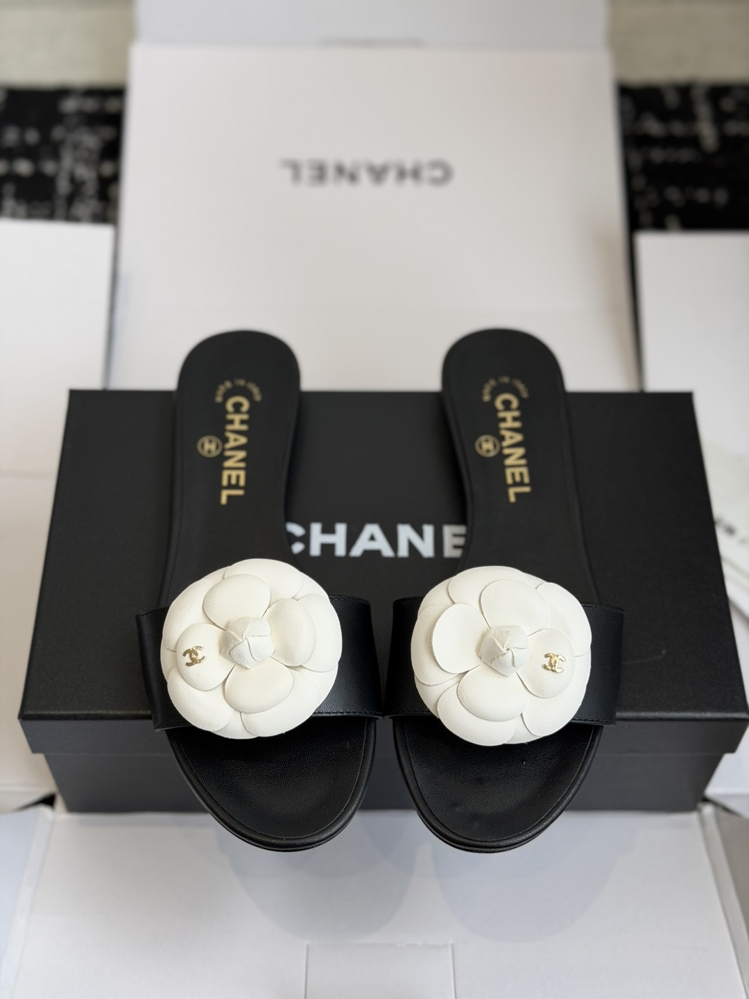 东莞代购级中古Chanel山茶花拖鞋｜把优雅穿在脚上」经典黑白配色，是香奈儿独有的温柔贵气感。立体饱满的