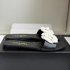 东莞代购级中古Chanel山茶花拖鞋|把优雅穿在脚上」经典黑白配色,是香奈儿独有的温柔贵气感。立体饱满的 东莞代购级中古Chanel山茶花拖鞋|把优雅穿在脚上」经典黑白配色,是香奈儿独有的温柔贵气感。立体饱满的