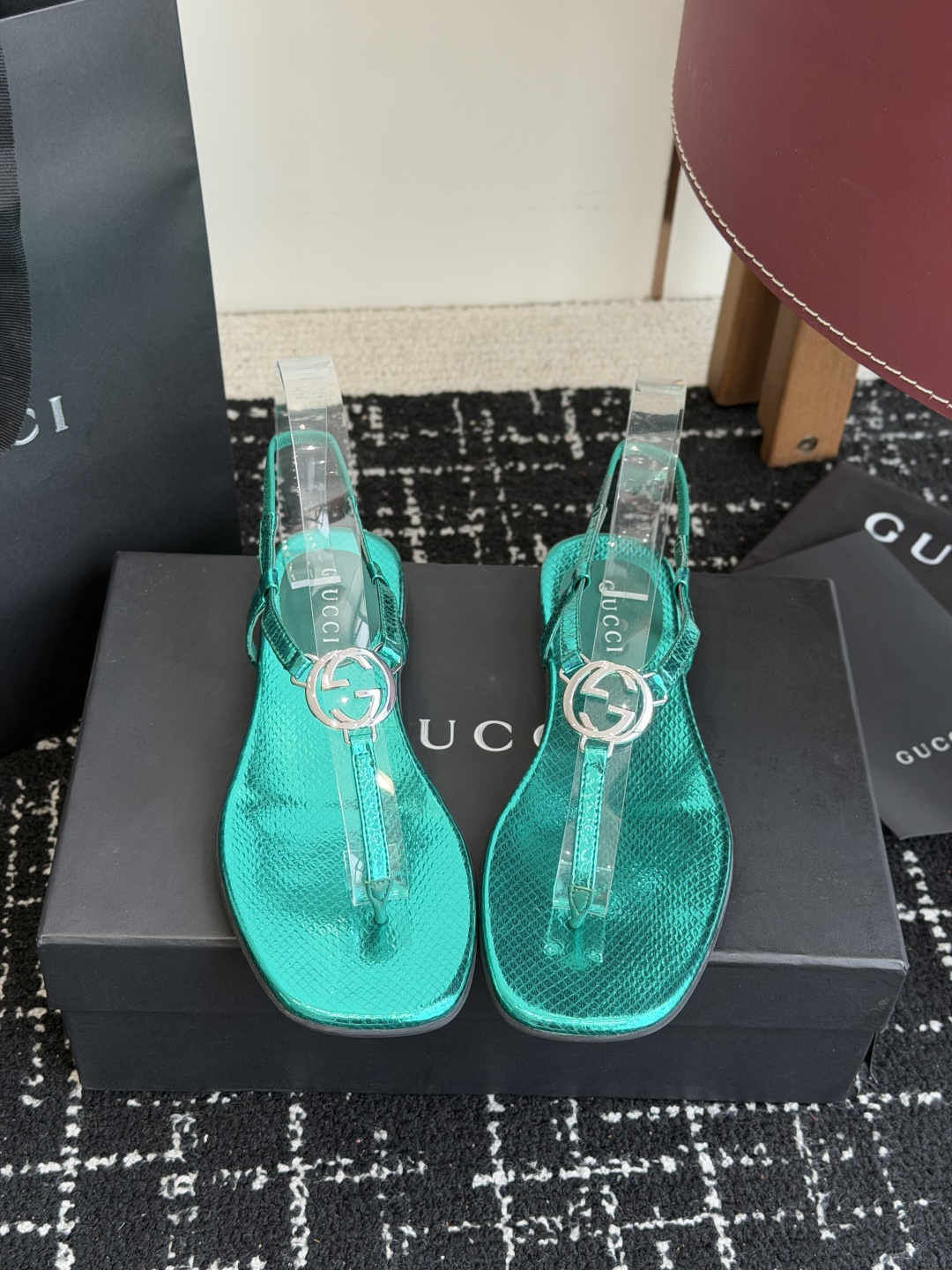 东莞代购级Gucci26春夏新款，皮革双G互扣夹脚一字带凉鞋 国外专柜最新货源，羊皮加镜面，羊皮内里。高