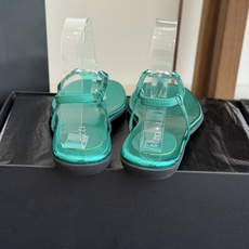 东莞代购级Gucci26春夏新款,皮革双G互扣夹脚一字带凉鞋 国外专柜最新货源,羊皮加镜面,羊皮内里。高 东莞代购级Gucci26春夏新款,皮革双G互扣夹脚一字带凉鞋 国外专柜最新货源,羊皮加镜面,羊皮内里。高
