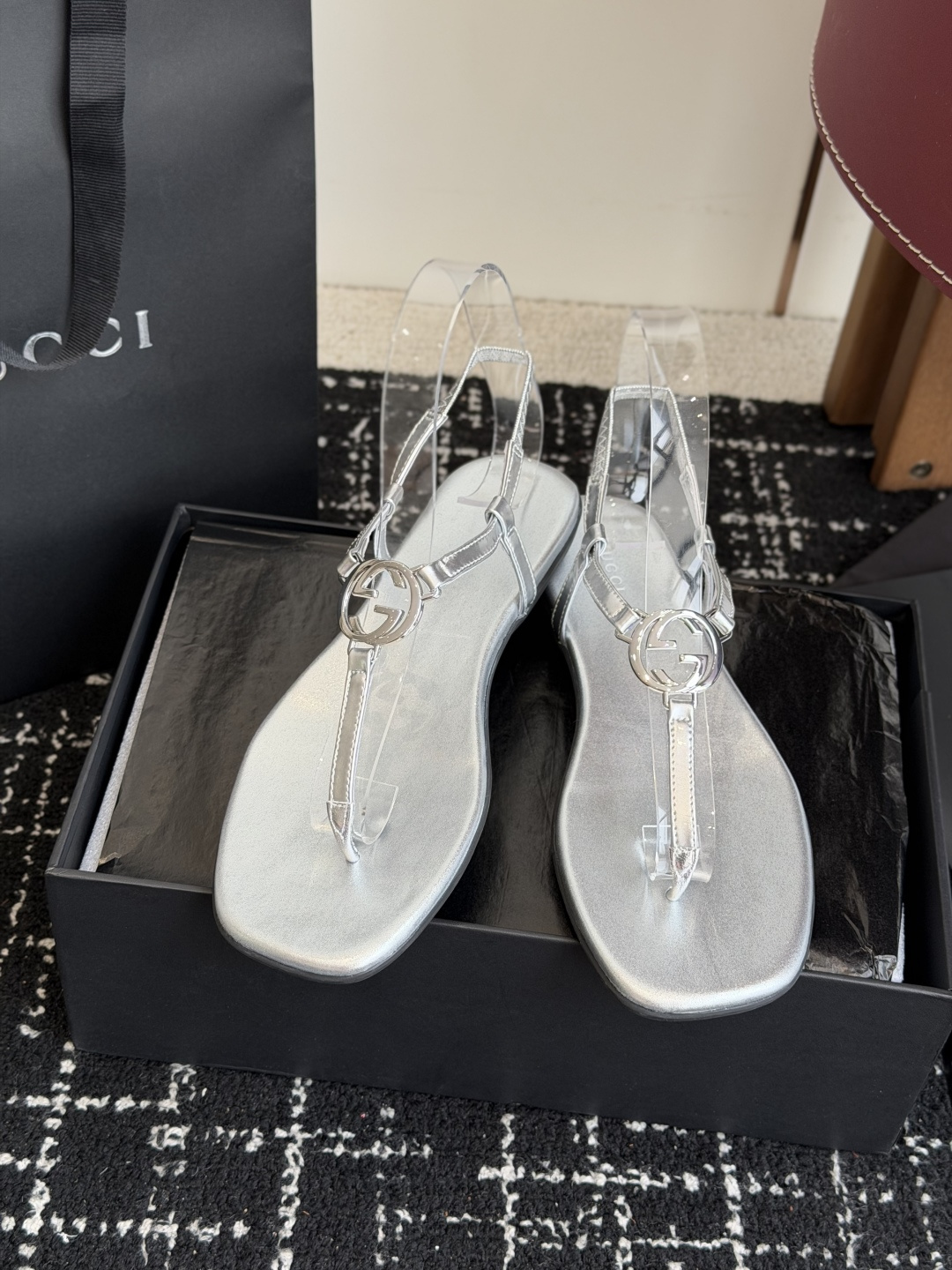 东莞代购级Gucci26春夏新款，皮革双G互扣夹脚一字带凉鞋 国外专柜最新货源，羊皮加镜面，羊皮内里。高