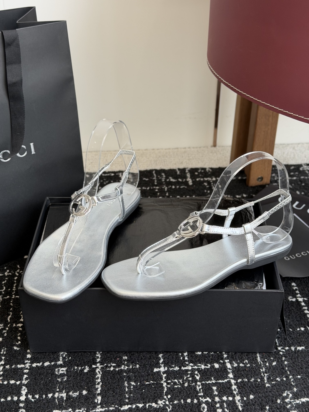 东莞代购级Gucci26春夏新款，皮革双G互扣夹脚一字带凉鞋 国外专柜最新货源，羊皮加镜面，羊皮内里。高