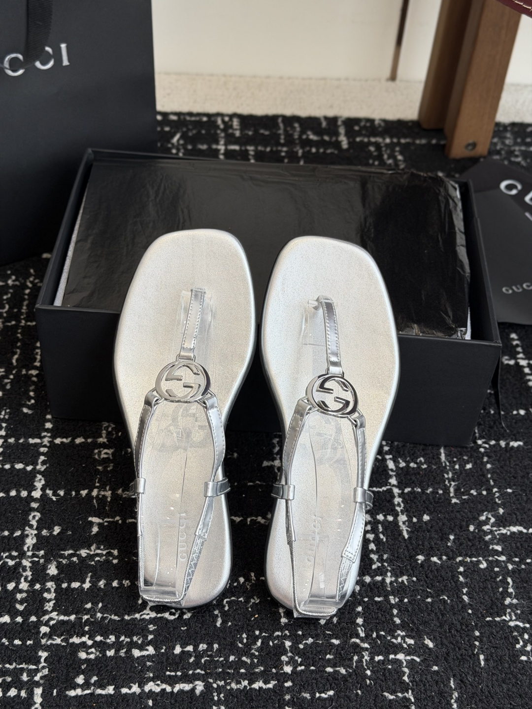东莞代购级Gucci26春夏新款，皮革双G互扣夹脚一字带凉鞋 国外专柜最新货源，羊皮加镜面，羊皮内里。高