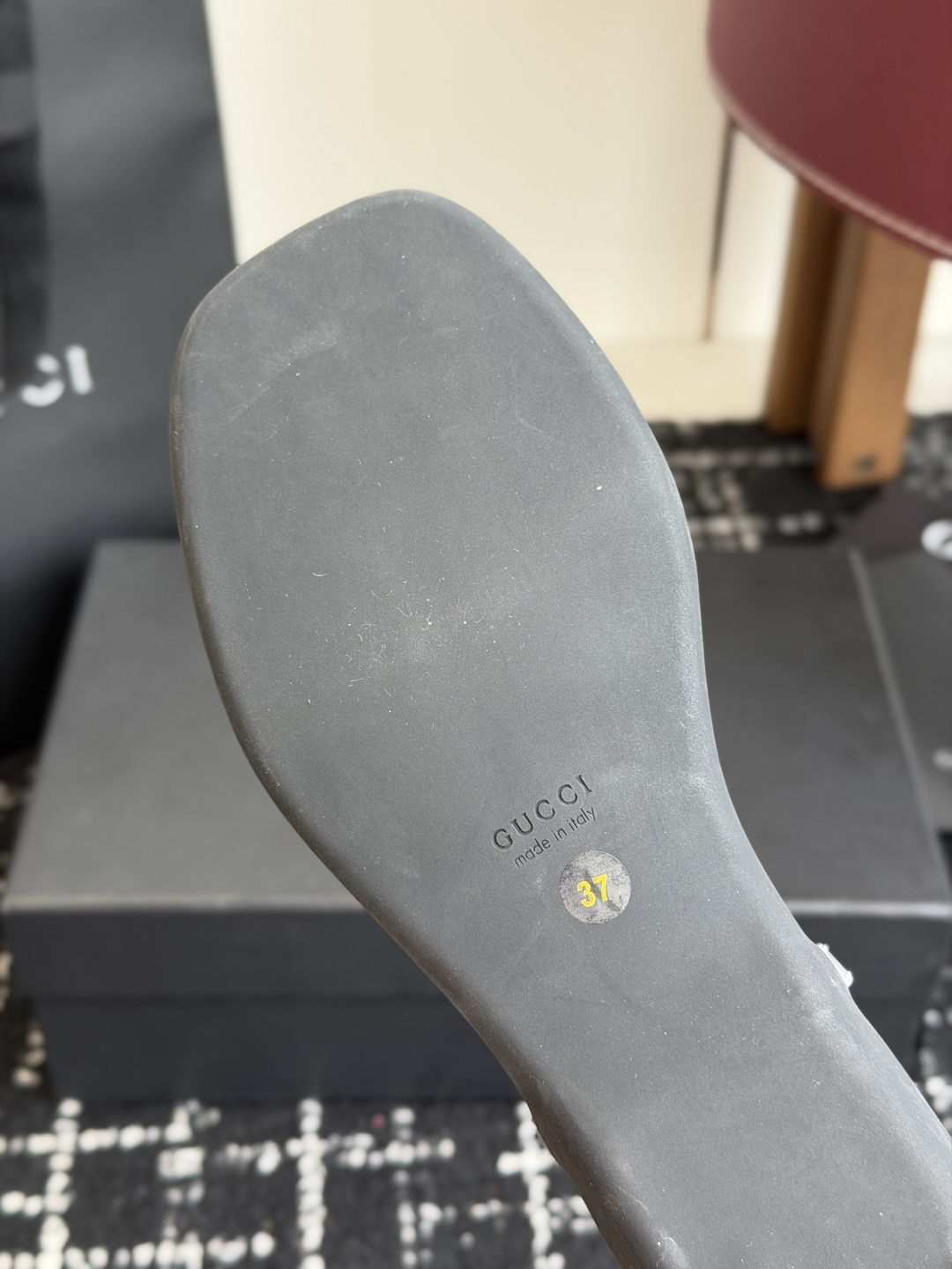 东莞代购级Gucci26春夏新款，皮革双G互扣夹脚一字带凉鞋 国外专柜最新货源，羊皮加镜面，羊皮内里。高