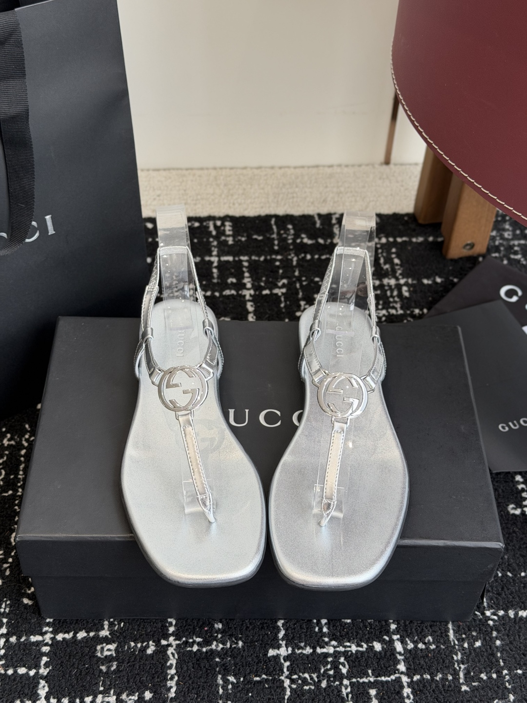 东莞代购级Gucci26春夏新款，皮革双G互扣夹脚一字带凉鞋 国外专柜最新货源，羊皮加镜面，羊皮内里。高