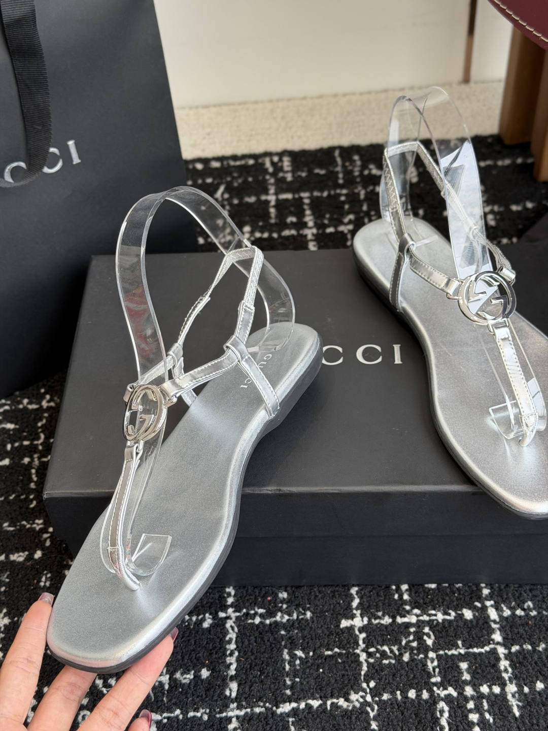 东莞代购级Gucci26春夏新款，皮革双G互扣夹脚一字带凉鞋 国外专柜最新货源，羊皮加镜面，羊皮内里。高