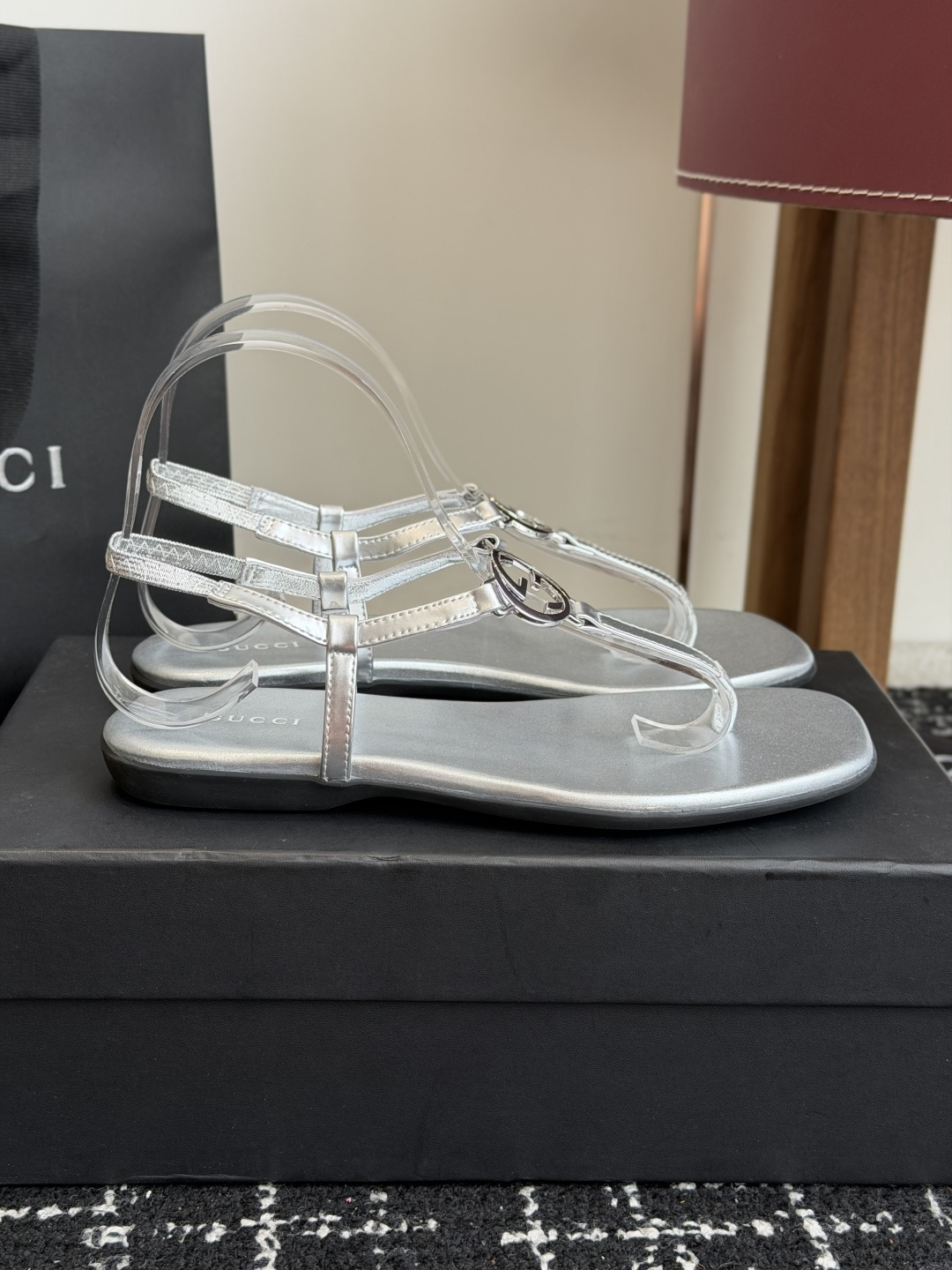 东莞代购级Gucci26春夏新款，皮革双G互扣夹脚一字带凉鞋 国外专柜最新货源，羊皮加镜面，羊皮内里。高