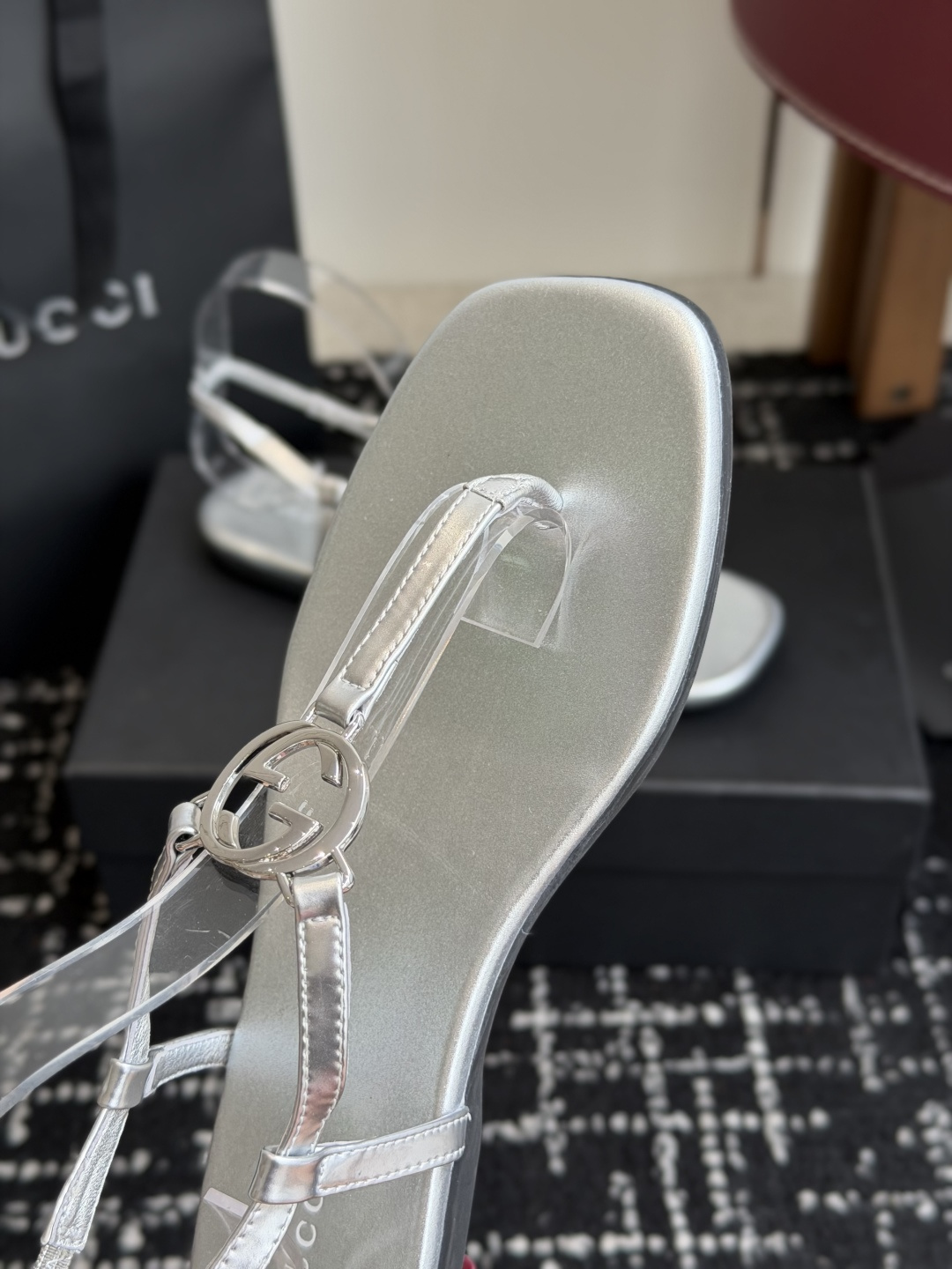 东莞代购级Gucci26春夏新款，皮革双G互扣夹脚一字带凉鞋 国外专柜最新货源，羊皮加镜面，羊皮内里。高