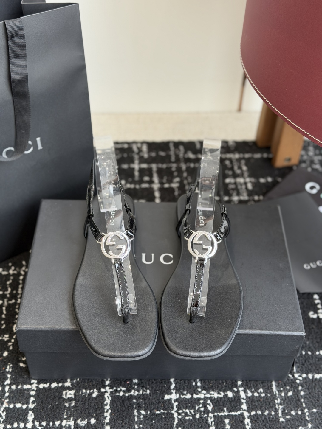 东莞代购级Gucci26春夏新款，皮革双G互扣夹脚一字带凉鞋 国外专柜最新货源，羊皮加镜面，羊皮内里。高
