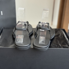 东莞代购级Gucci26春夏新款,皮革双G互扣夹脚一字带凉鞋 国外专柜最新货源,羊皮加镜面,羊皮内里。高 东莞代购级Gucci26春夏新款,皮革双G互扣夹脚一字带凉鞋 国外专柜最新货源,羊皮加镜面,羊皮内里。高