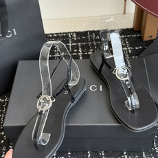 东莞代购级Gucci26春夏新款,皮革双G互扣夹脚一字带凉鞋 国外专柜最新货源,羊皮加镜面,羊皮内里。高 东莞代购级Gucci26春夏新款,皮革双G互扣夹脚一字带凉鞋 国外专柜最新货源,羊皮加镜面,羊皮内里。高