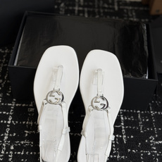 东莞代购级Gucci26春夏新款,皮革双G互扣夹脚一字带凉鞋 国外专柜最新货源,羊皮加镜面,羊皮内里。高 东莞代购级Gucci26春夏新款,皮革双G互扣夹脚一字带凉鞋 国外专柜最新货源,羊皮加镜面,羊皮内里。高