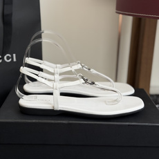 东莞代购级Gucci26春夏新款,皮革双G互扣夹脚一字带凉鞋 国外专柜最新货源,羊皮加镜面,羊皮内里。高 东莞代购级Gucci26春夏新款,皮革双G互扣夹脚一字带凉鞋 国外专柜最新货源,羊皮加镜面,羊皮内里。高