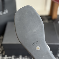 东莞代购级Gucci26春夏新款,皮革双G互扣夹脚一字带凉鞋 国外专柜最新货源,羊皮加镜面,羊皮内里。高 东莞代购级Gucci26春夏新款,皮革双G互扣夹脚一字带凉鞋 国外专柜最新货源,羊皮加镜面,羊皮内里。高