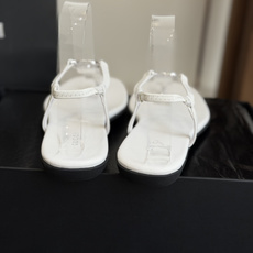 东莞代购级Gucci26春夏新款,皮革双G互扣夹脚一字带凉鞋 国外专柜最新货源,羊皮加镜面,羊皮内里。高 东莞代购级Gucci26春夏新款,皮革双G互扣夹脚一字带凉鞋 国外专柜最新货源,羊皮加镜面,羊皮内里。高