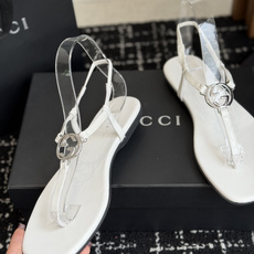 东莞代购级Gucci26春夏新款,皮革双G互扣夹脚一字带凉鞋 国外专柜最新货源,羊皮加镜面,羊皮内里。高 东莞代购级Gucci26春夏新款,皮革双G互扣夹脚一字带凉鞋 国外专柜最新货源,羊皮加镜面,羊皮内里。高