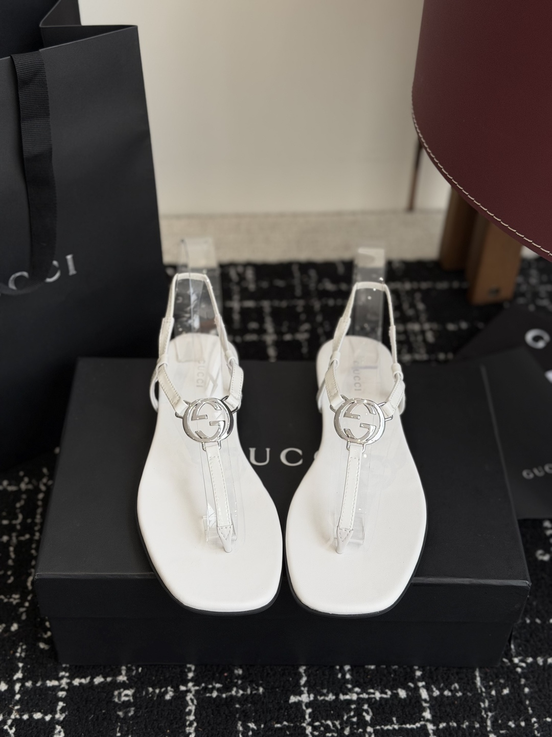 东莞代购级Gucci26春夏新款，皮革双G互扣夹脚一字带凉鞋 国外专柜最新货源，羊皮加镜面，羊皮内里。高