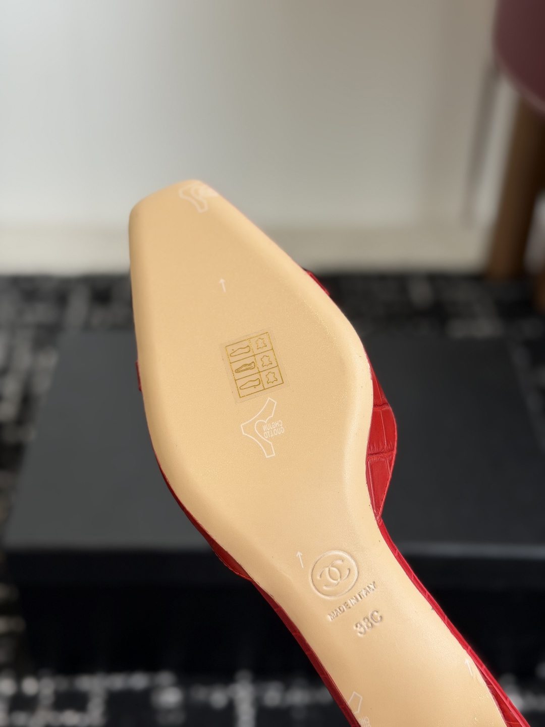 代购级Chanel26ss夏季新款方头漆皮凉鞋自带复古活力感的方头漆皮凉鞋，利落的方头剪裁搭配亮面漆皮鞋