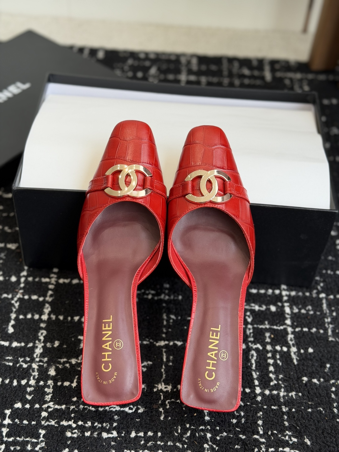 代购级Chanel26ss夏季新款方头漆皮凉鞋自带复古活力感的方头漆皮凉鞋，利落的方头剪裁搭配亮面漆皮鞋