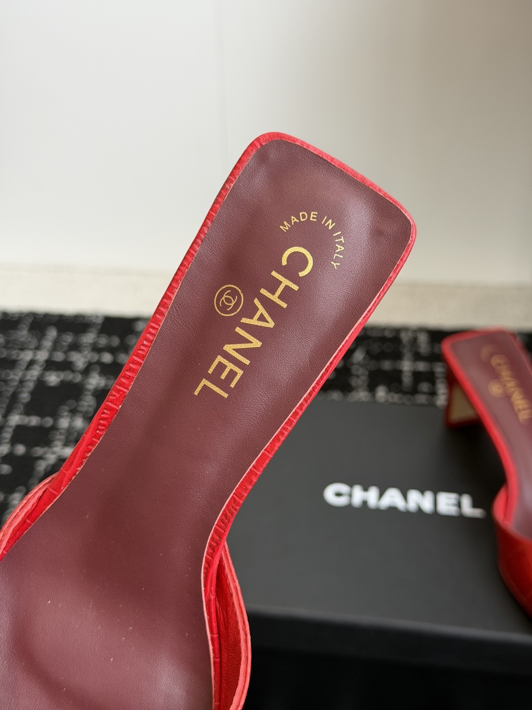 代购级Chanel26ss夏季新款方头漆皮凉鞋自带复古活力感的方头漆皮凉鞋，利落的方头剪裁搭配亮面漆皮鞋