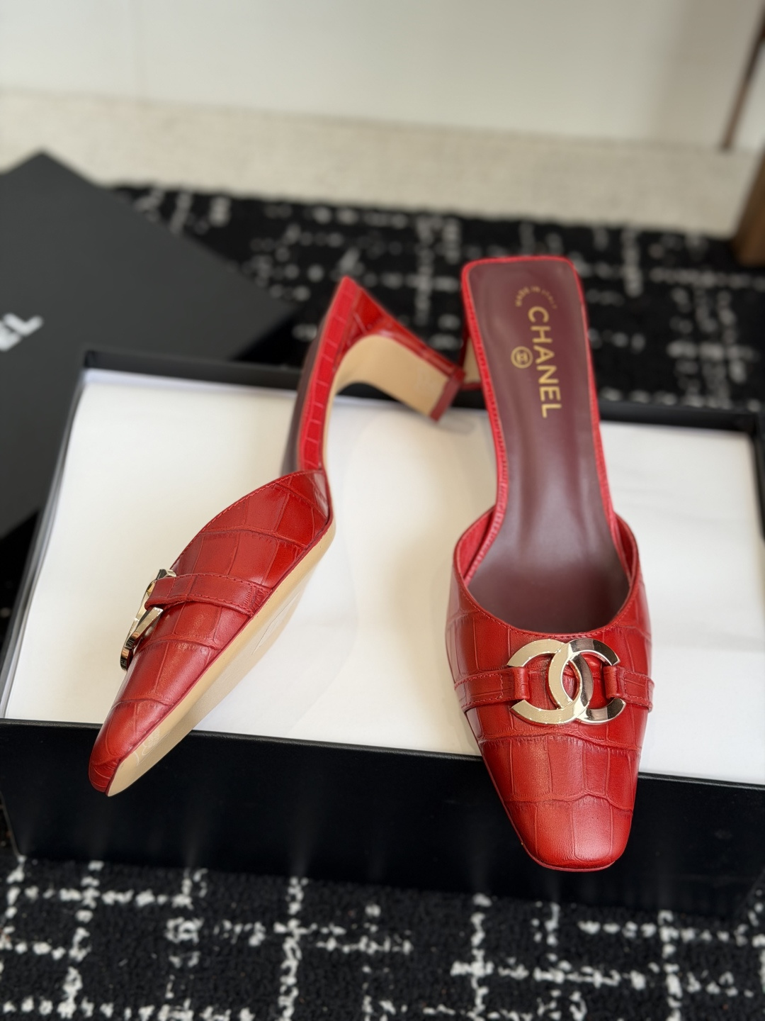 代购级Chanel26ss夏季新款方头漆皮凉鞋自带复古活力感的方头漆皮凉鞋，利落的方头剪裁搭配亮面漆皮鞋