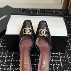 代购级Chanel26ss夏季新款方头漆皮凉鞋自带复古活力感的方头漆皮凉鞋,利落的方头剪裁搭配亮面漆皮鞋 代购级Chanel26ss夏季新款方头漆皮凉鞋自带复古活力感的方头漆皮凉鞋,利落的方头剪裁搭配亮面漆皮鞋