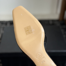 代购级Chanel26ss夏季新款方头漆皮凉鞋自带复古活力感的方头漆皮凉鞋,利落的方头剪裁搭配亮面漆皮鞋 代购级Chanel26ss夏季新款方头漆皮凉鞋自带复古活力感的方头漆皮凉鞋,利落的方头剪裁搭配亮面漆皮鞋