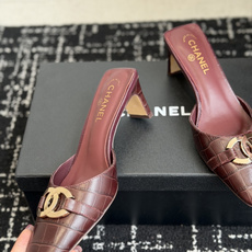 代购级Chanel26ss夏季新款方头漆皮凉鞋自带复古活力感的方头漆皮凉鞋,利落的方头剪裁搭配亮面漆皮鞋 代购级Chanel26ss夏季新款方头漆皮凉鞋自带复古活力感的方头漆皮凉鞋,利落的方头剪裁搭配亮面漆皮鞋