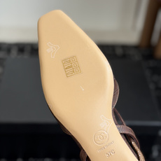 代购级Chanel26ss夏季新款方头漆皮凉鞋自带复古活力感的方头漆皮凉鞋,利落的方头剪裁搭配亮面漆皮鞋 代购级Chanel26ss夏季新款方头漆皮凉鞋自带复古活力感的方头漆皮凉鞋,利落的方头剪裁搭配亮面漆皮鞋