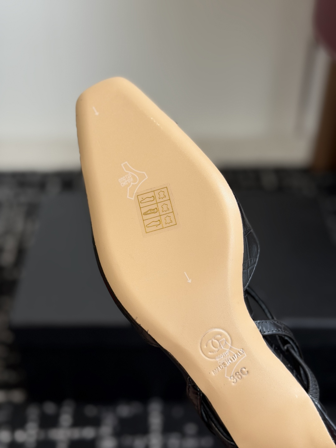代购级Chanel26ss夏季新款方头漆皮凉鞋自带复古活力感的方头漆皮凉鞋，利落的方头剪裁搭配亮面漆皮鞋