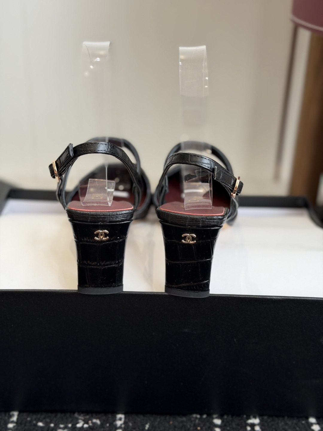 代购级Chanel26ss夏季新款方头漆皮凉鞋自带复古活力感的方头漆皮凉鞋，利落的方头剪裁搭配亮面漆皮鞋
