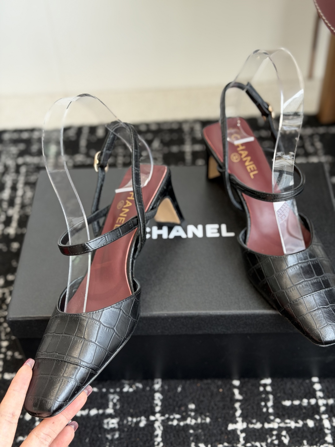 代购级Chanel26ss夏季新款方头漆皮凉鞋自带复古活力感的方头漆皮凉鞋，利落的方头剪裁搭配亮面漆皮鞋