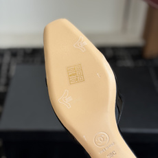 代购级Chanel26ss夏季新款方头漆皮凉鞋自带复古活力感的方头漆皮凉鞋,利落的方头剪裁搭配亮面漆皮鞋 代购级Chanel26ss夏季新款方头漆皮凉鞋自带复古活力感的方头漆皮凉鞋,利落的方头剪裁搭配亮面漆皮鞋