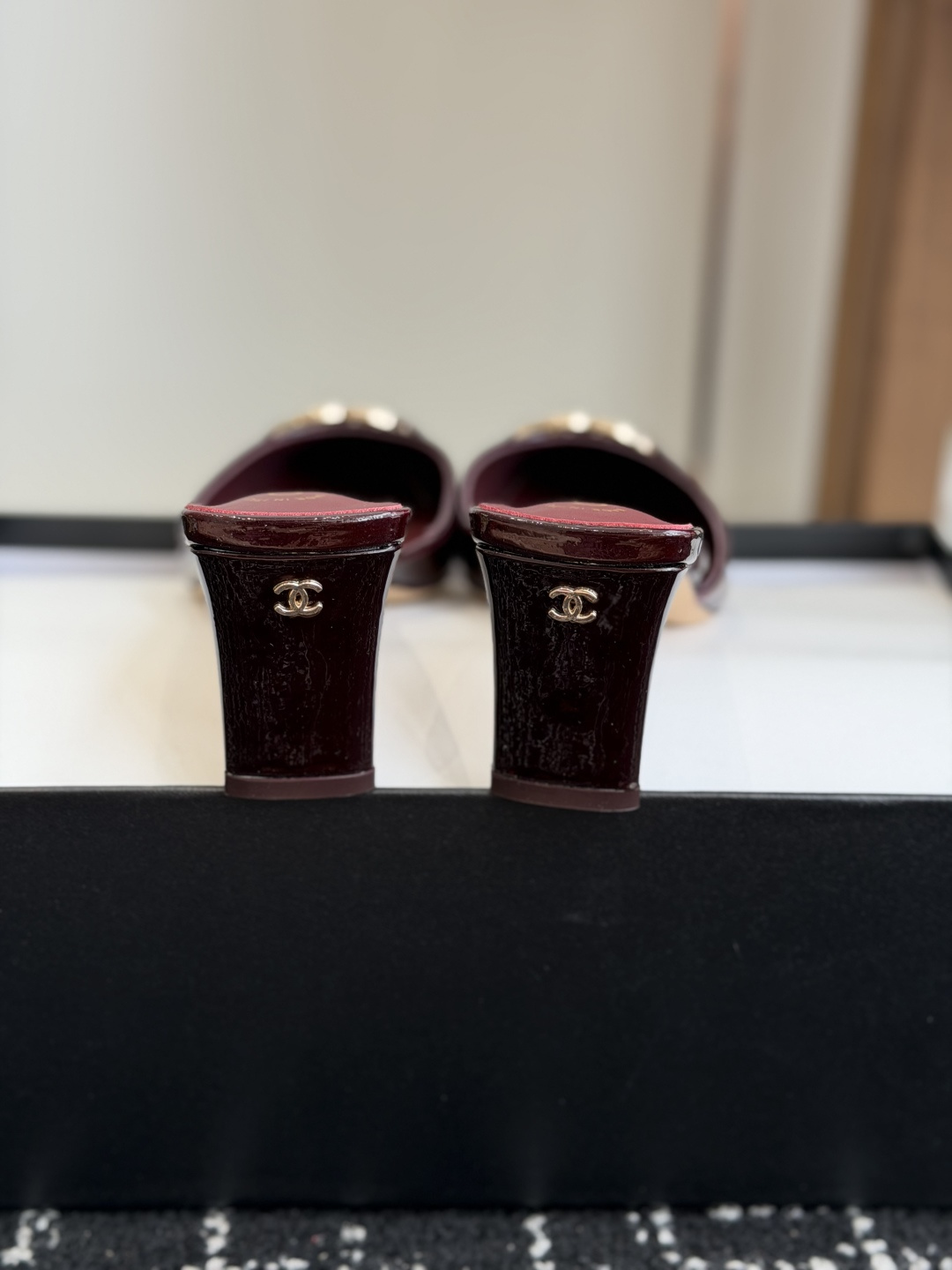代购级Chanel26ss夏季新款方头漆皮凉鞋自带复古活力感的方头漆皮凉鞋，利落的方头剪裁搭配亮面漆皮鞋