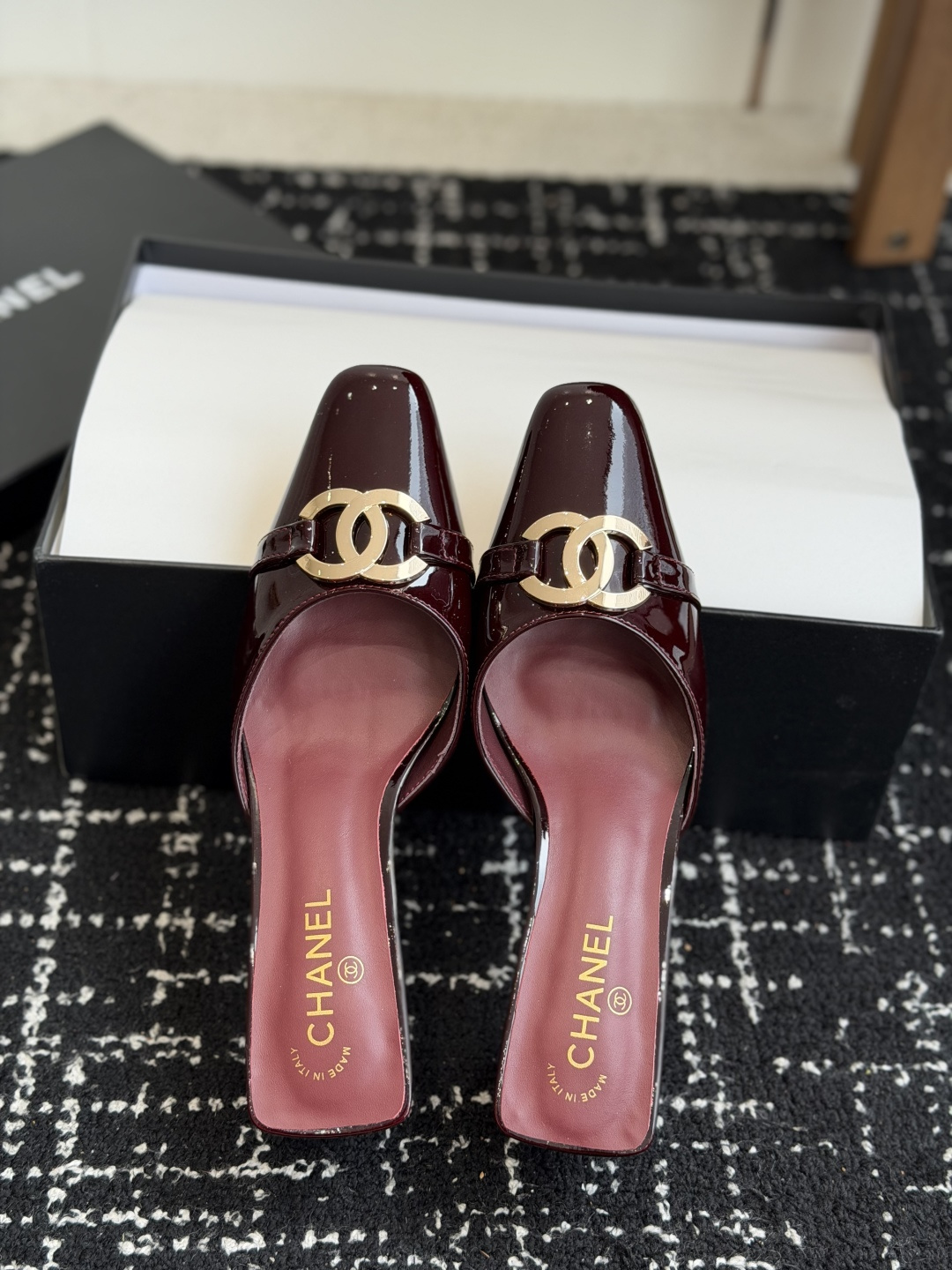 代购级Chanel26ss夏季新款方头漆皮凉鞋自带复古活力感的方头漆皮凉鞋，利落的方头剪裁搭配亮面漆皮鞋
