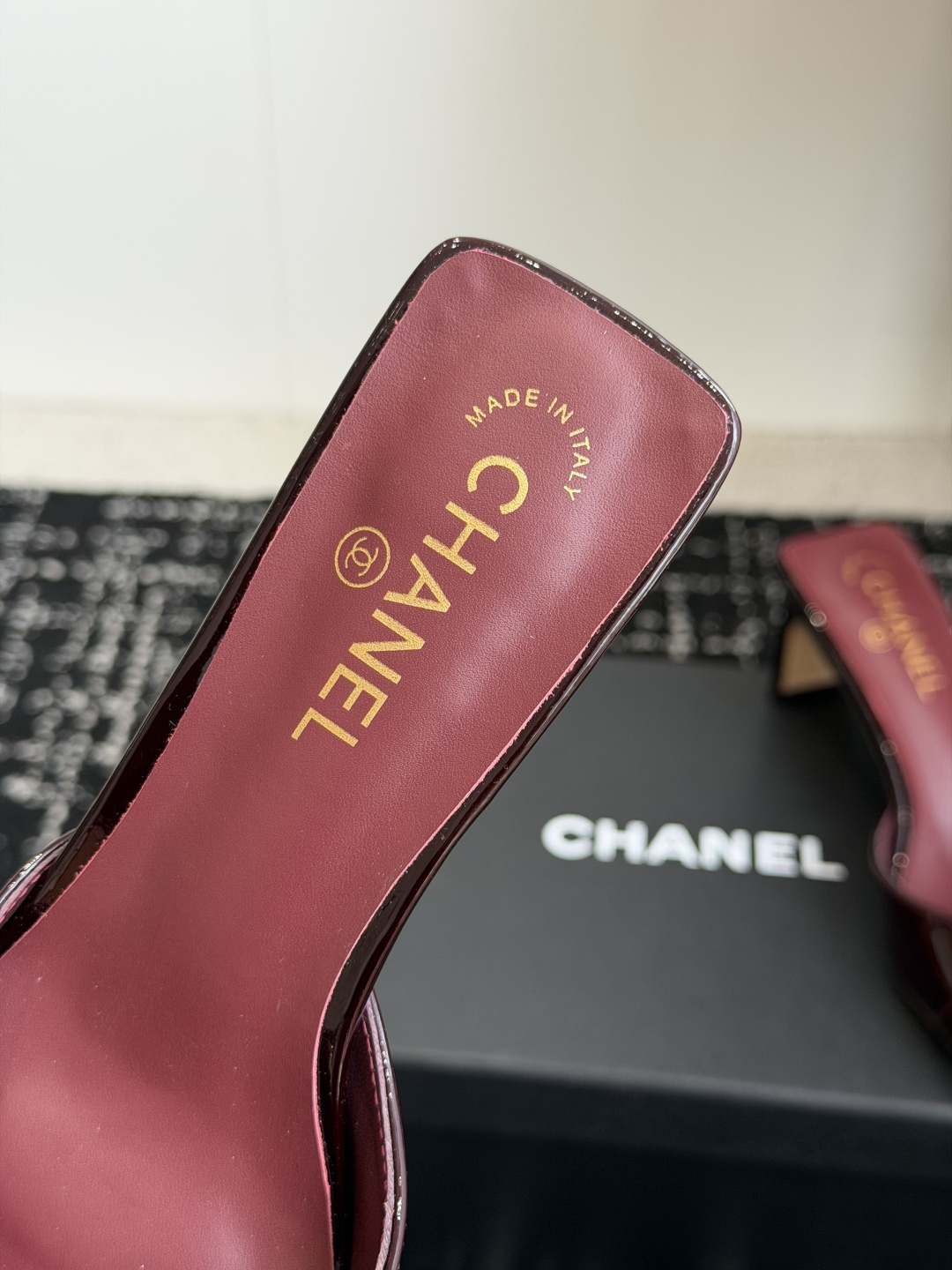 代购级Chanel26ss夏季新款方头漆皮凉鞋自带复古活力感的方头漆皮凉鞋，利落的方头剪裁搭配亮面漆皮鞋